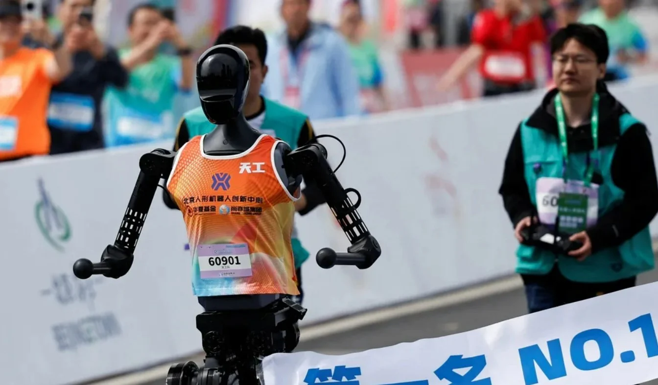 300 روبوت بشري يتنافسون في نصف ماراثون بكين 2026 بتكنولوجيا متقدمة