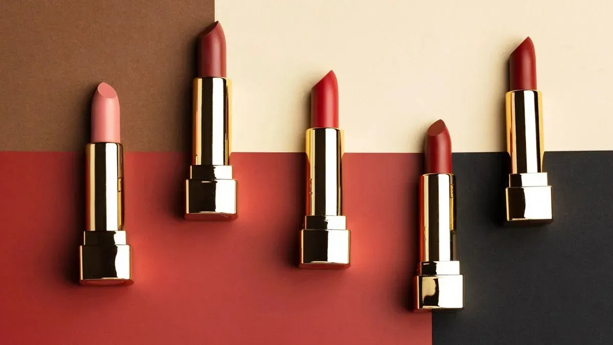 صيف 2026: أربعة ألوان روج تتصدر واجهة الموضة النسائية