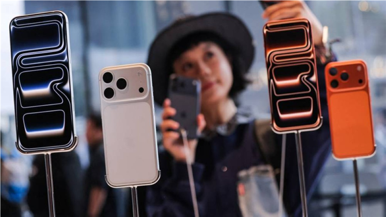 5 هواتف أندرويد تتفوق على آيفون 17e بشاشة وبطارية أفضل