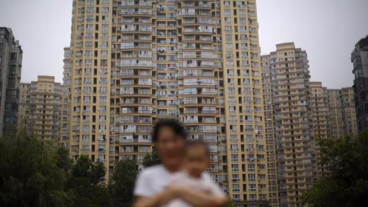 سيدة صينية تثير الجدل بإلقاء آلاف الدولارات من شرفتها بعد خلاف زوجي