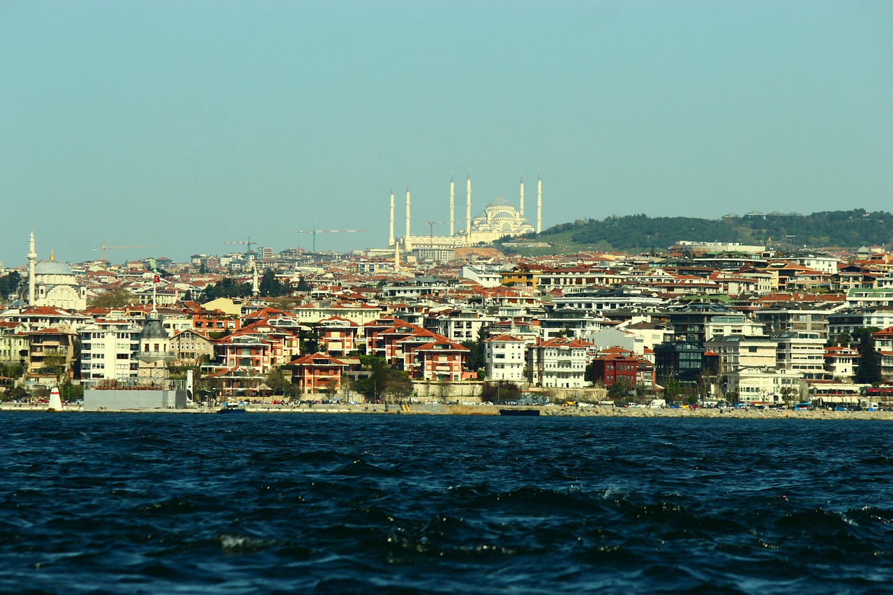 توتر مضيق هرمز يتصاعد: تقارير متضاربة حول إعادة فتحه وإغلاقه وسط تحذيرات دولية