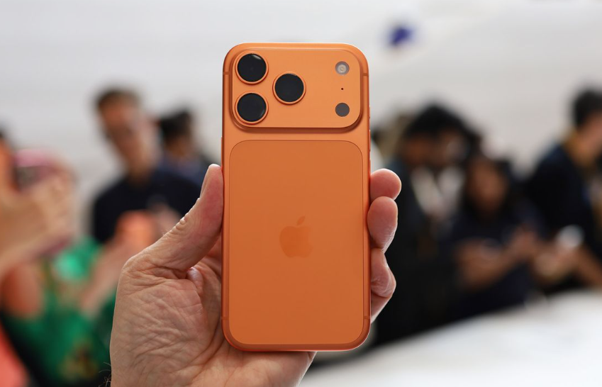 آيفون 17 يثير الجدل.. خلل مفاجئ يربك المستخدمين بعد نفاد البطارية