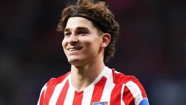 ألفاريز يرد على أنباء برشلونة: لا أهتم بالاجتهادات وأركز على الملعب