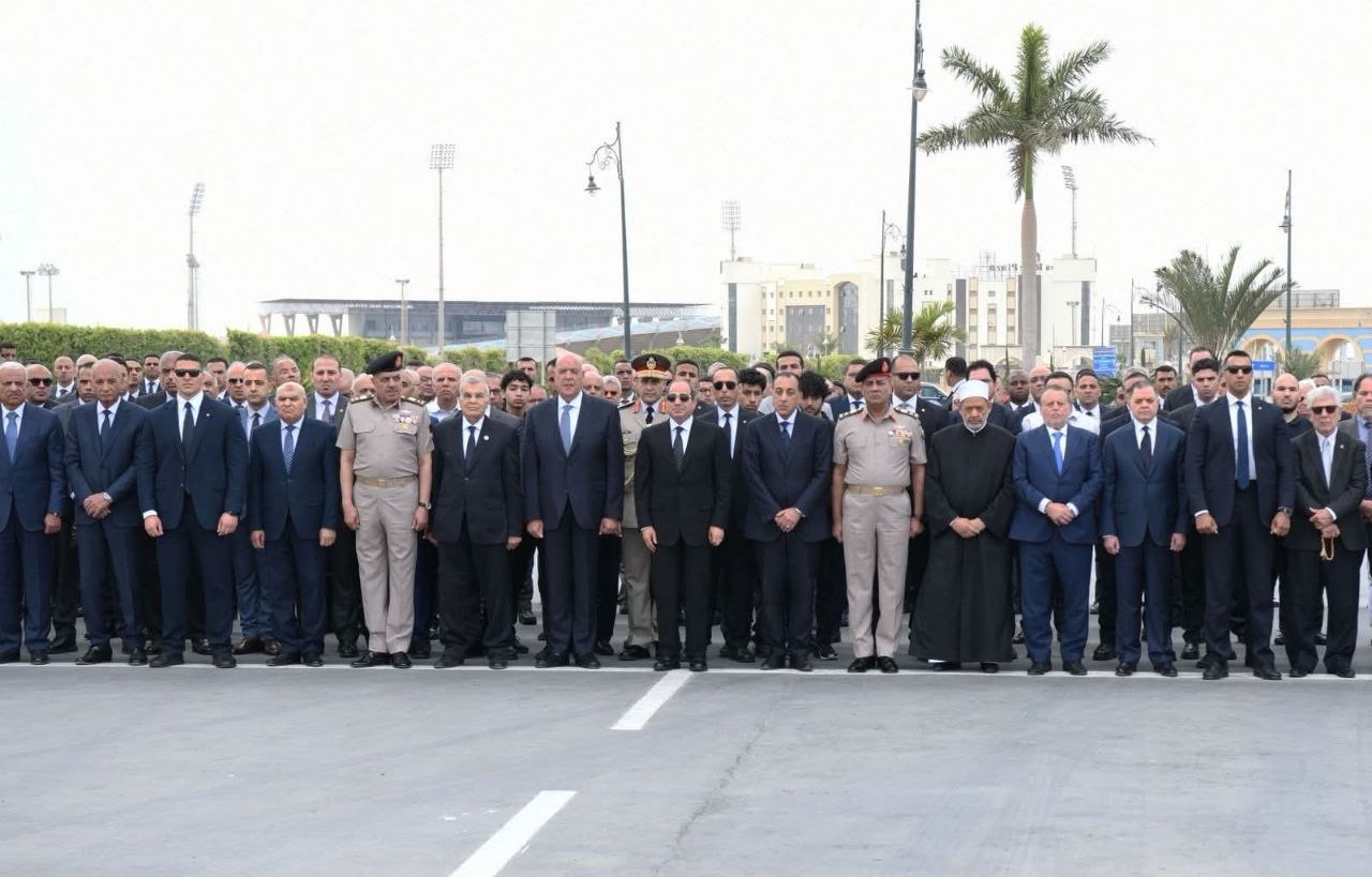 السيسي يتقدم مشيعي جنازة والد رئيس الوزراء بمسجد المشير طنطاوي