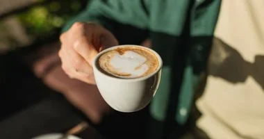 القهوة الباردة في الصيف: 6 فوائد صحية مدهشة لصحتك ونشاطك