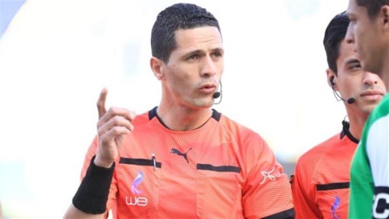 الكاف يصدم الأهلي ويُعيد الحكم محمود وفا بعد أزمة سيراميكا