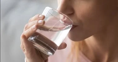 الماء صباحًا: دفعة للطاقة والهضم وحيوية الجسم