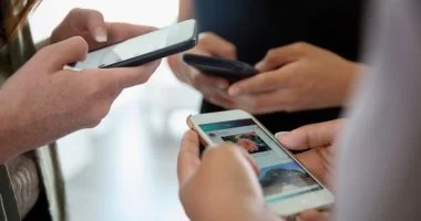 الهواتف القديمة تفشل في تحديث الساعة تلقائيًا: الأسباب والحلول