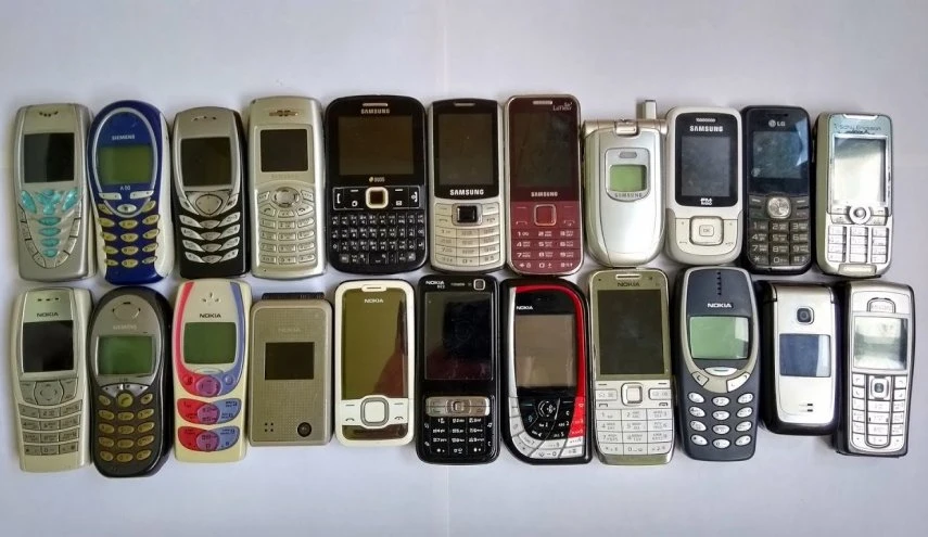 شباب أميركيون يختارون الهواتف القديمة للتخلص من إدمان العالم الرقمي