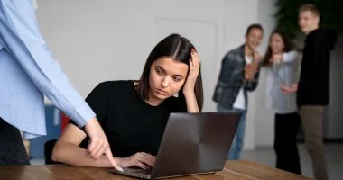 اليوم العالمي للصحة والسلامة: حماية نفسك من بيئة العمل السامة