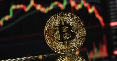 بيتكوين تهبط لـ 75,912 دولارًا: توترات الشرق الأوسط وتشدد الفيدرالي يضغطان