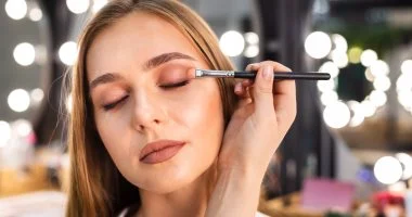 تقشير البشرة سرّ المكياج الثابت صيفًا: 4 حيل لمظهر يدوم طويلاً