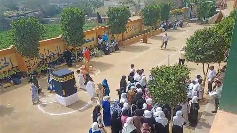 تلاميذ بني سويف يجسدون مناسك الحج بمجسم الكعبة وملابس الإحرام في مبادرة تعليمية