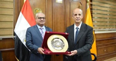 جامعة بني سويف تكرم المدير التنفيذي للمستشفيات الجامعية تقديراً لجهوده