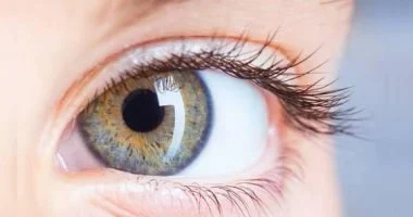 جفاف العين بالصيف: أسباب وعلاج هذه المشكلة الصيفية الصامتة