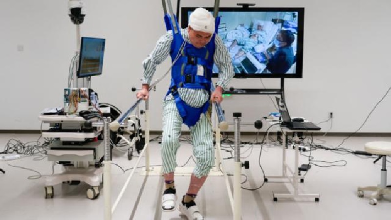 علماء يطورون جهازًا مبتكرًا لإعادة الحركة للعضلات المشلولة