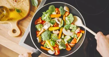 دراسة صادمة: أقمشة صناعية ومقالي ترفع خطر السرطان لدى الشباب