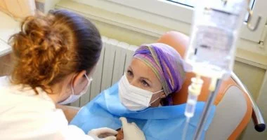 دليلك للحذر من وصفات السرطان المضللة.. نصائح استشاري لمرضى السرطان