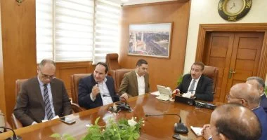 رئيس جامعة أسوان يناقش استعدادات كليات الجامعة لامتحانات نهاية العام الدراسي
