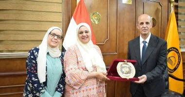 رئيس جامعة بني سويف يكرم باحثة لحصولها على زمالة ماري كوري الدولية
