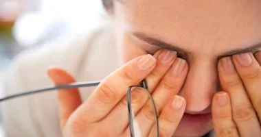 زغللة العين.. متى تشير إلى مشكلات في ضغط الدم؟