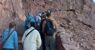 سانت كاترين تستقبل 450 سائحاً من مختلف الجنسيات لزيارة معالمها الدينية