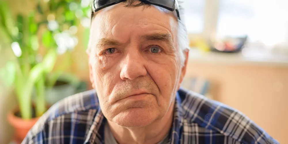 بعد إصابة مغنية بريطانية: ما هو شلل الوجه النصفي وما أعراضه وكيفية علاجه؟