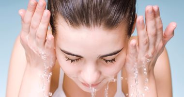 عادة صيفية شائعة تضر بحاجز البشرة وتسبب حب الشباب