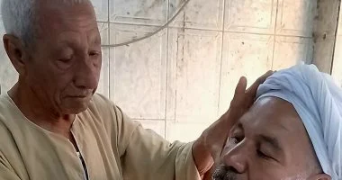 قصة كفاح أقدم حلاق في قنا بعد 70 عاماً من العمل