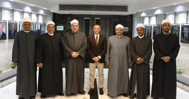 محافظ أسوان يبحث تنظيم قوافل دعوية مع وكيل الأزهر الشريف