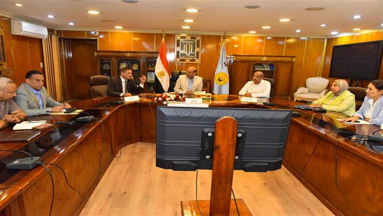 محافظ أسيوط يوجه بتسريع تقنين أراضي الدولة وتيسير الإجراءات على الجادين