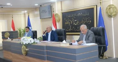 محافظ السويس يوجه بتحسين الخدمات العامة وتخصيص أراضٍ لمشروعات خدمية وتنموية