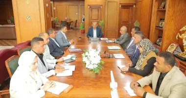 محافظ السويس يوجه بتكثيف جهود النظافة ورفع كفاءة الخدمات في الأحياء