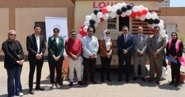 محافظ القليوبية يسلم عربة طعام متنقلة لشابين من خريجي مؤسسة ببنها