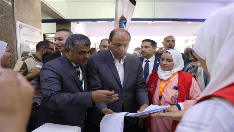 محافظ المنيا يتفقد قافلة طبية مجانية بأبا البلد بمغاغة لخدمة الأهالي