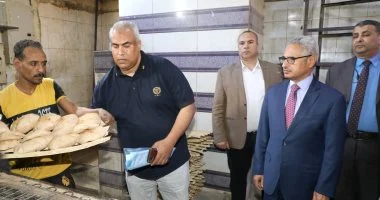 محافظ بني سويف يتابع جودة إنتاج الخبز بمخبز في قرية الحمرايا