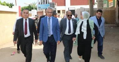 محافظ بني سويف يتفقد مدرسة بإهناسيا ويشدد على الانضباط المدرسي