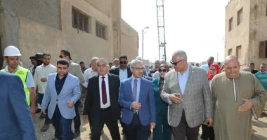 محافظ بني سويف يتفقد مشروع الصرف الصحي بقرية منهرو بإهناسيا