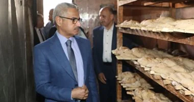 محافظ بني سويف يرصد مخالفات ونقص وزن في مخبز بإهناسيا