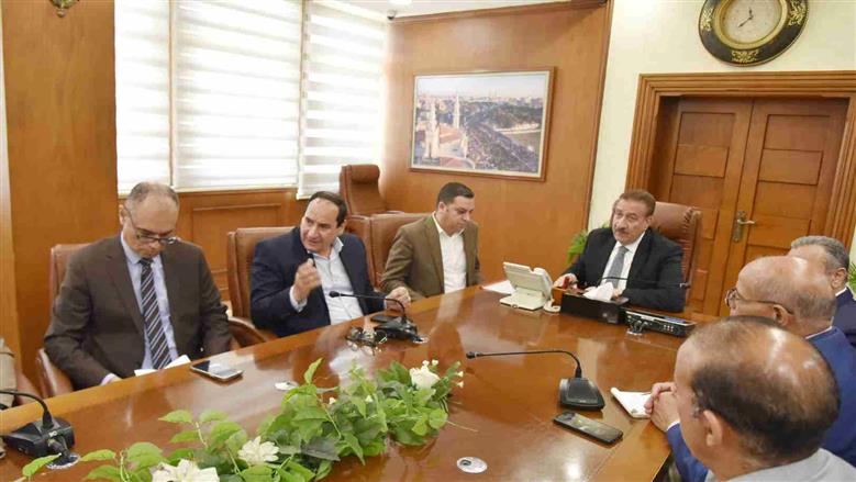 محافظ بورسعيد يناقش خطة إنشاء كوبري عائم جديد يربط المدينة ببورفؤاد