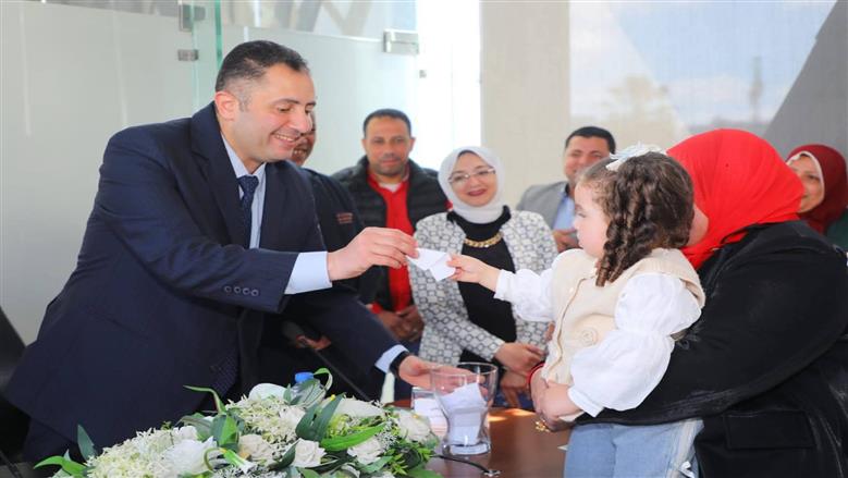 محافظ دمياط يعلن أسماء 3 أمهات مثاليات فزن برحلة عمرة