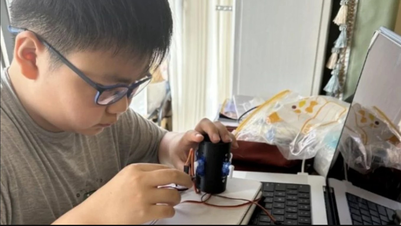 مراهق صيني يبتكر محرك طائرة نفاثة بتصميم ذاتي