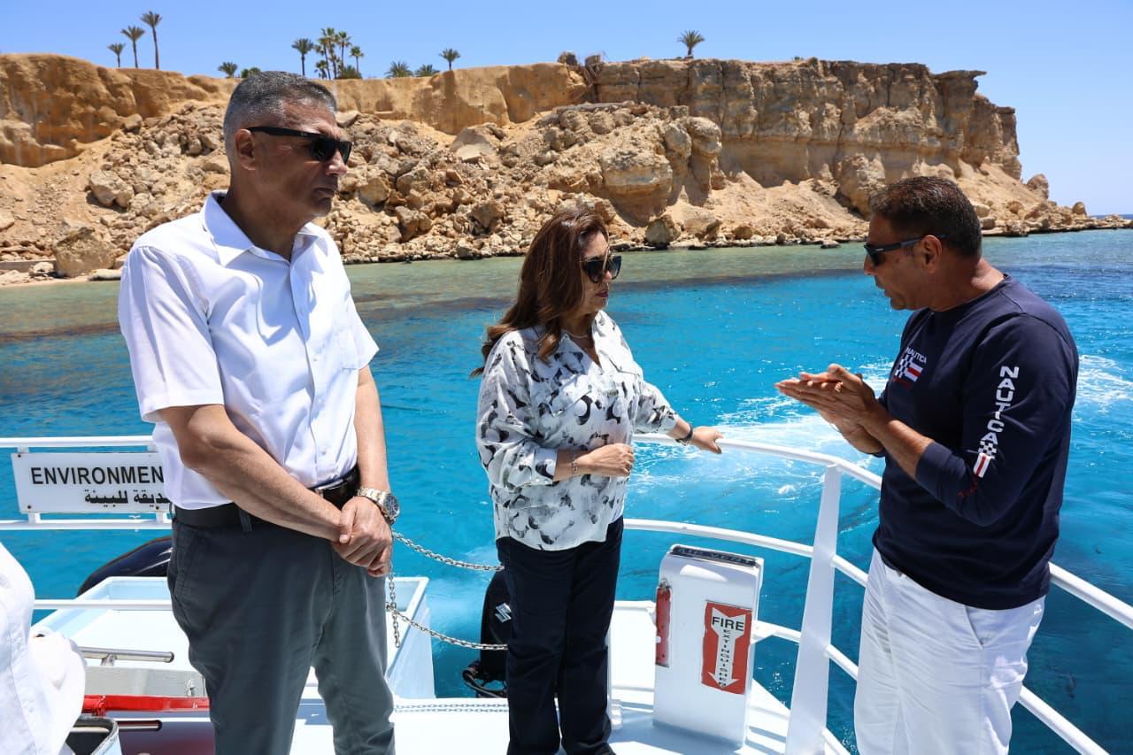 وزيرة التنمية المحلية والبيئة تتفقد أول مركب وغواصة صديقة للبيئة