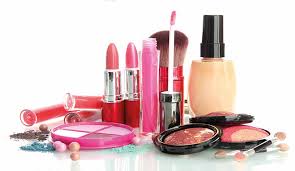 متى يجب التخلص من مستحضرات التجميل وأدواتها لسلامة بشرتك؟