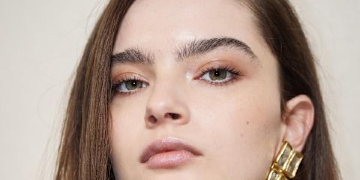 اتجاهات مكياج صيف 2026: بشرة طبيعية وألوان هادئة لإطلالة عصرية