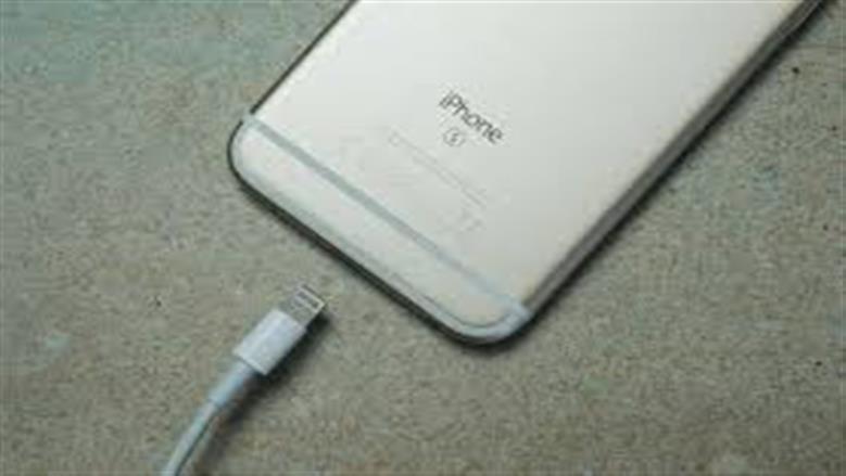 هاتفك لا يشحن؟ حل بسيط لتنظيف منفذ الشاحن واستعادة كفاءته