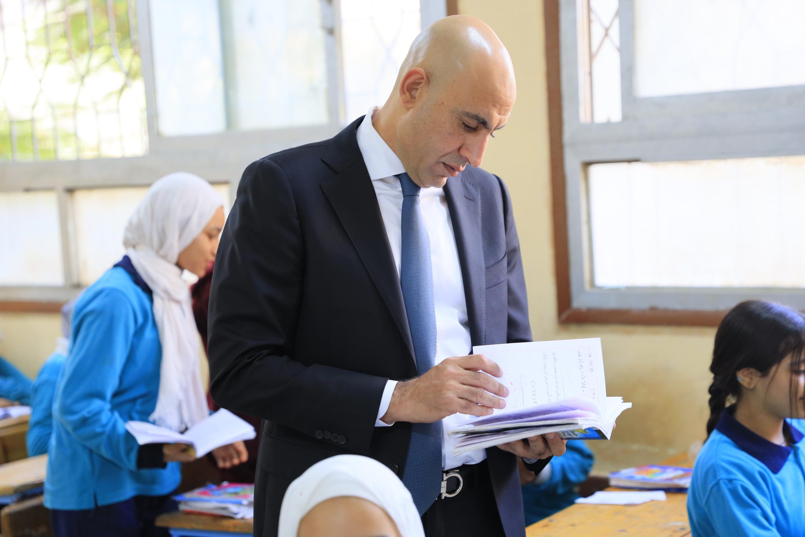 وزير التعليم يدمج الثقافة المالية والوعي الاستثماري بالمناهج الدراسية