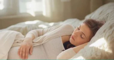 وضعية نومك أثناء الحمل تؤثر على صحة ونمو جنينك