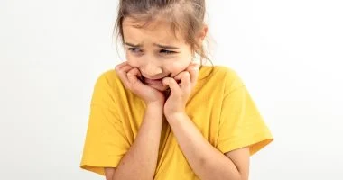 6 نصائح ذهبية لتهدئة طفلك كثير البكاء وإدارة انفعالاته