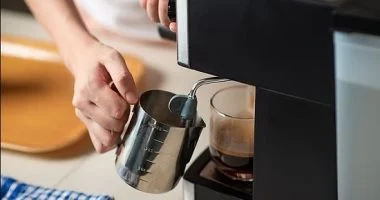 7 أخطاء شائعة تفسد مذاق قهوتك عند استخدام الماكينة